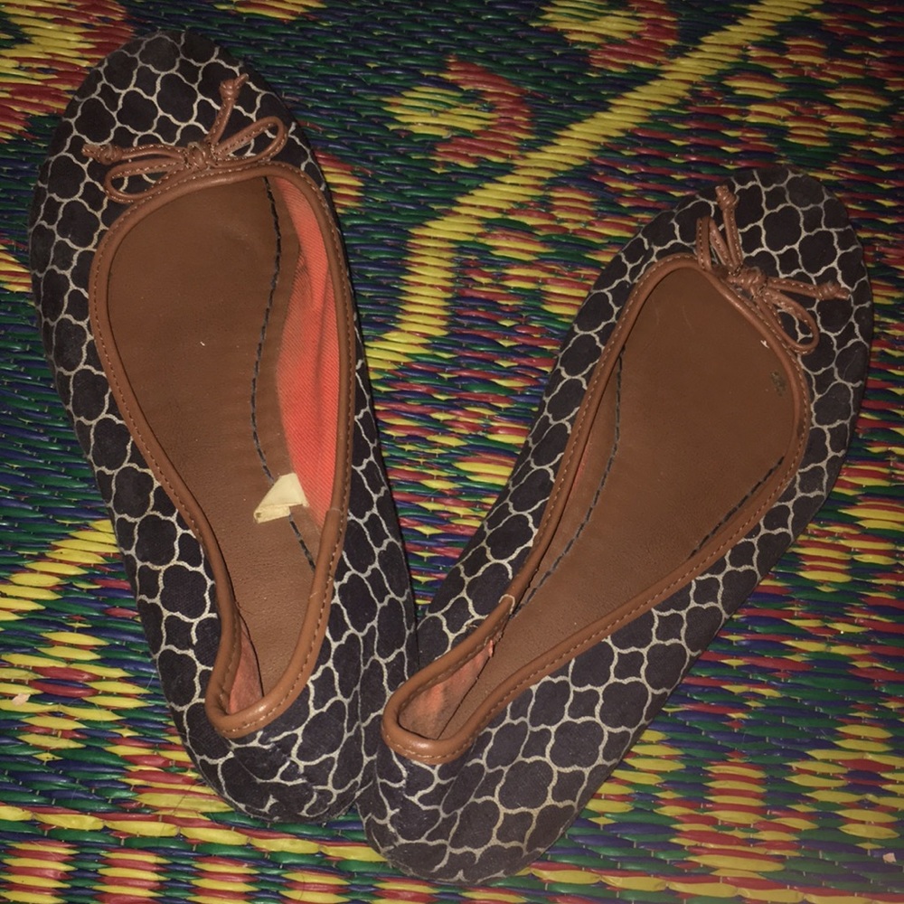 Patterned navy flats